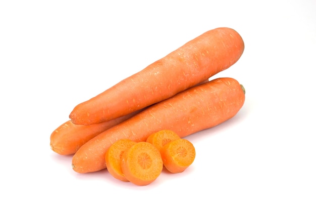 La carota su sfondo bianco