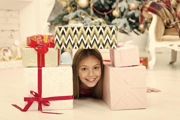 La casa è il posto migliore del mondo La mattina prima di Natale Bambina Felice anno nuovo Natale d'inverno shopping online Vacanze in famiglia Albero di Natale e regali Bambino godersi la vacanza