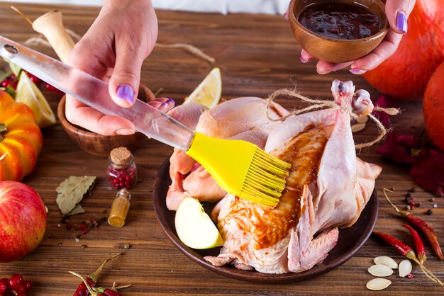 La casalinga prepara il pollo arrosto