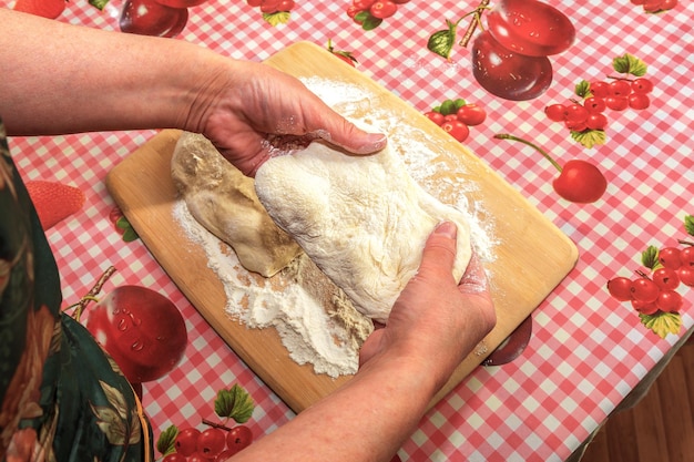 La casalinga prepara l'impasto per cuocere una torta