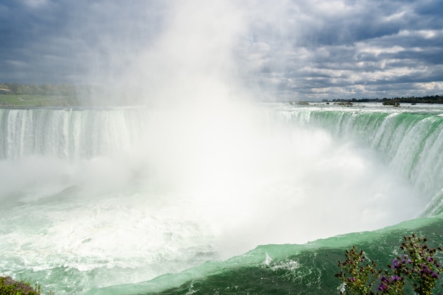 La cascata del Niagara del ferro di cavallo canadese cade nel Canada