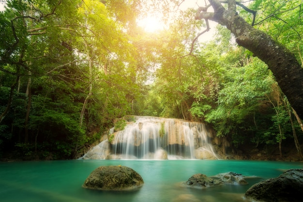 La cascata di Erawan è la cascata più bella di Kanchanaburi, in Tailandia.