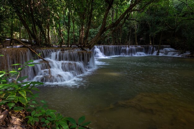 La cascata di Hua Mea Khamin ha alberi tropicali, felci, crescita sulla cascata al mattino