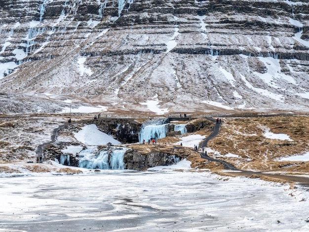La cascata di Kirkjufellfoss con la sua vista circostante congela l'acqua, il punto di riferimento più popolare in Islanda