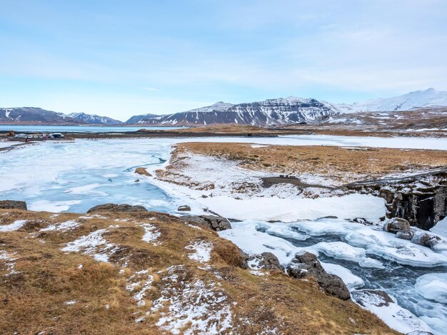 La cascata di Kirkjufellfoss con la sua vista circostante gela l'acqua, il punto di riferimento più popolare in Islanda