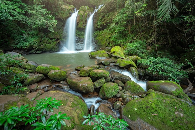 La cascata di Sapan (Namtok Sapan) al 3 ° piano è la cascata più bella della provincia di NAN. Parco nazionale di Khun Nan, villaggio di Sapan, distretto di Boklua, provincia di Nan, Thailandia