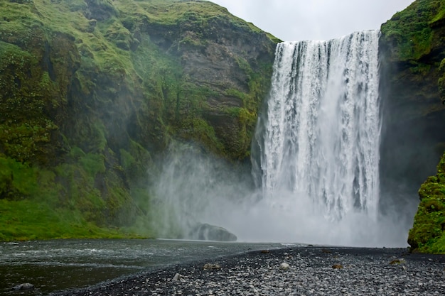 La cascata di Skogafoss in Islanda