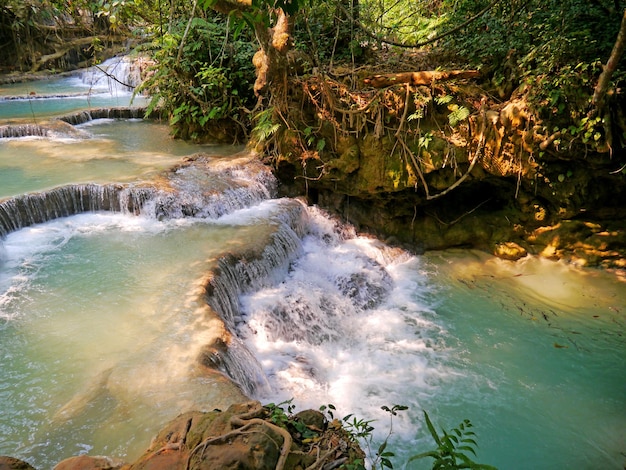 La cascata nella giungla del Laos