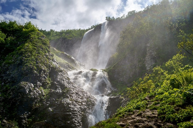 La cascata più alta d'Europa Paesaggio naturale primaverile