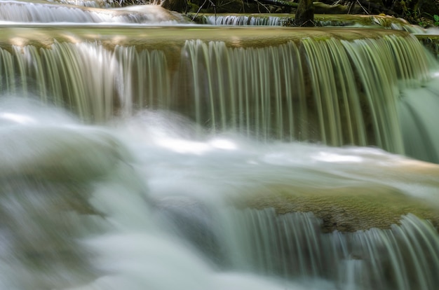 La cascata scorre attraverso le rocce.