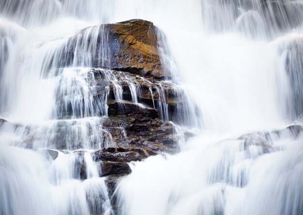 La cascata si riversa dalla scogliera alle pietre