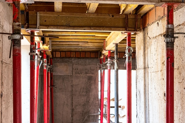 La cassaforma sostiene il secondo piano di un edificio monolitico Rinforzo di pareti e soffitto Lavori monolitici durante la costruzione di un edificio primo piano tecnologie costruttive