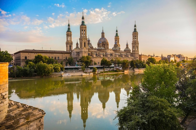 La Cattedrale-Basilica di Nostra Signora del Pilar al tramonto, chiesa cattolica romana a Saragozza