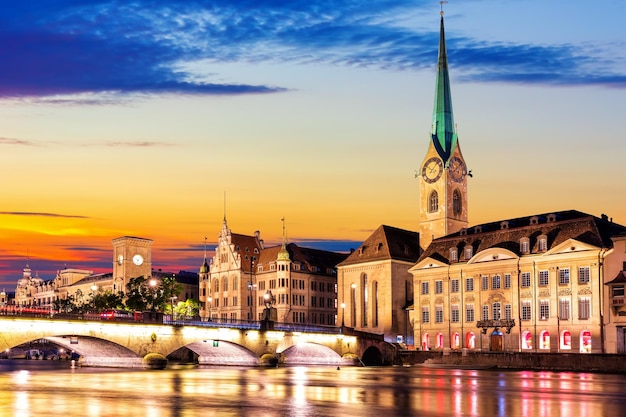 La cattedrale delle donne o l'abbazia di Fraum nster è la chiesa più popolare di Zurigo in Svizzera