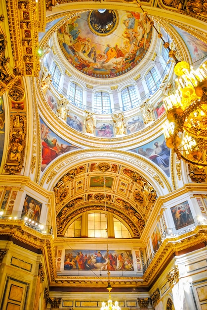 LA CATTEDRALE DI ISAAC HA RICEVUTO I VISITATORI DOPO IL RESTAURO DI MOLTE MOSTRE.