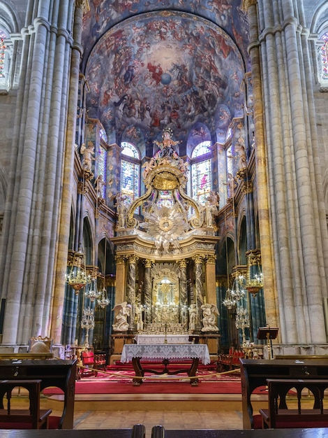 La Cattedrale di Lugo in Spagna ha angoli di luce e colore molto belli