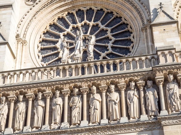 La cattedrale di Notre Dame è un punto di riferimento di Parigi Francia sotto il cielo blu
