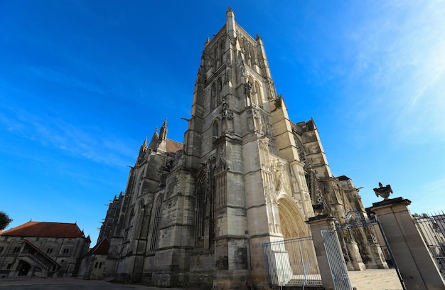 La cattedrale di Saint Etienne Meaux 1175 1180 è una cattedrale cattolica romana e un monumento nazionale della Francia nella città di Meaux nel dipartimento della SeineetMarne