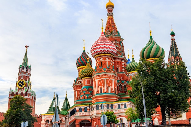 La Cattedrale di San Basilio e la torre Spasskaya del Cremlino sulla Piazza Rossa a Mosca in Russia