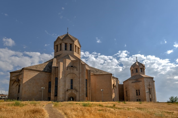 La Cattedrale di San Gregorio l'Illuminatore, conosciuta anche come Cattedrale di Yerevan, è attualmente la più grande cattedrale della Chiesa Apostolica Armena al mondo