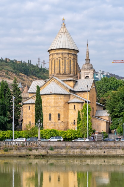 La Cattedrale di Sioni della Dormizione è una cattedrale ortodossa georgiana a Tbilisi, in Georgia. Religione