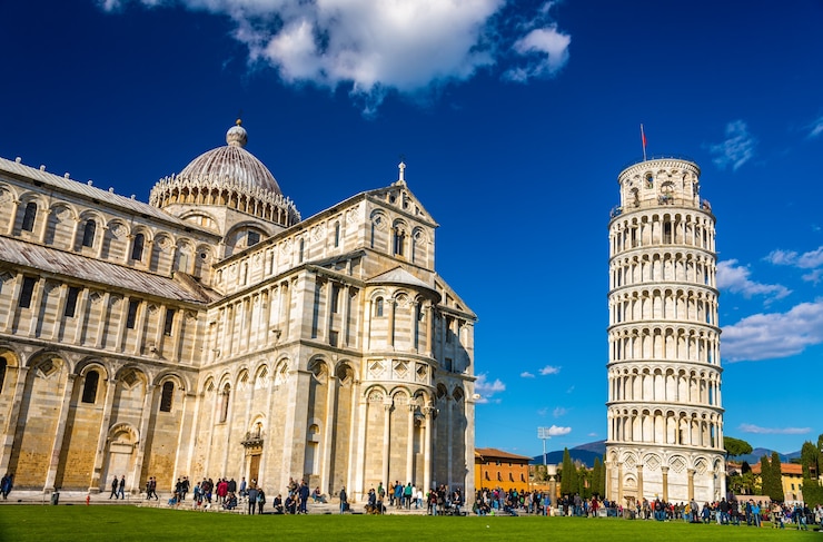 Foto la cattedrale e la torre di pisa - italia