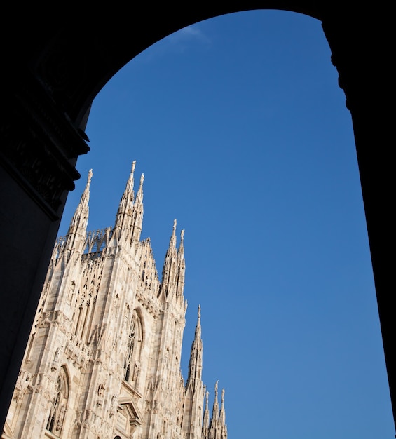 La cattedrale gotica ha impiegato quasi sei secoli per essere completata. È la quarta cattedrale più grande del mondo e di gran lunga la più grande d'Italia.