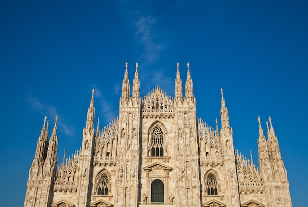 La cattedrale gotica ha impiegato quasi sei secoli per essere completata. È la quarta cattedrale più grande del mondo e di gran lunga la più grande d'Italia.