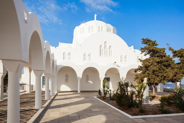 La cattedrale metropolitana ortodossa di Fira o la chiesa cattedrale della Candelora del Signore è la principale chiesa ortodossa a Fira, isola di Santorini, Cicladi in Grecia