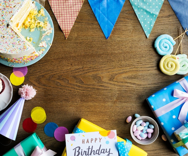 La celebrazione di compleanno con il dolce presenta lo spazio della copia della carta