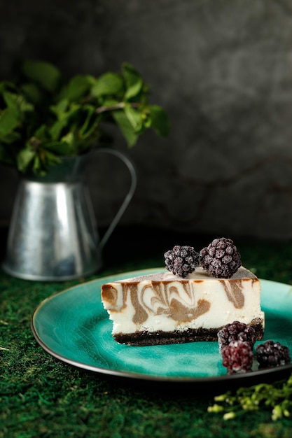 La cheesecake al gusto di cioccolato è su un piatto con le more