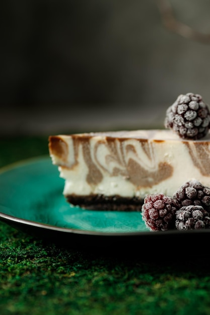 La cheesecake al gusto di cioccolato è su un piatto con le more