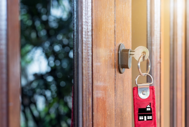 La chiave a portata di mano delle persone apre la porta verso l'interno, porta esterna aperta mettendo nella porta d'ingresso