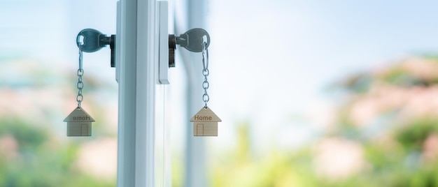 La chiave del proprietario per sbloccare la casa è collegata alla porta. Casa di seconda mano in affitto e vendita. Proprietario usa la mano. Sblocca la porta.