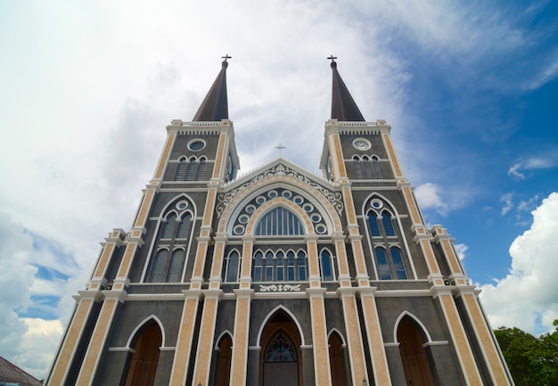 la chiesa cristiana con cielo blu