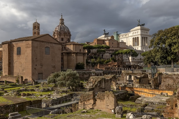 La chiesa dei Santi Luca e Martina con i resti del Foro Romano