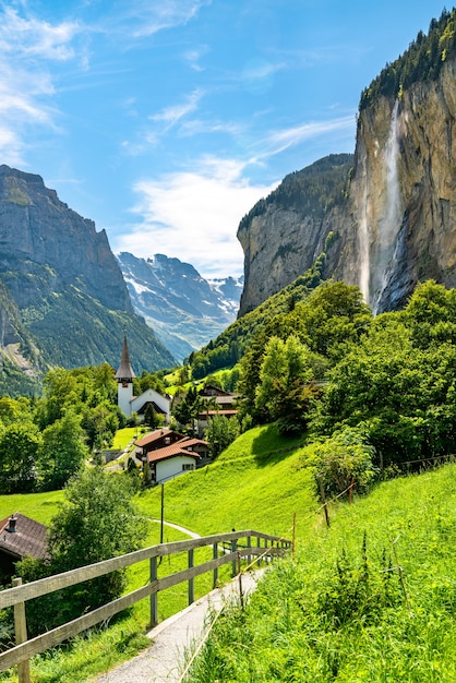 La chiesa del villaggio e le cascate di Staubbach a Lauterbrunnen in Svizzera