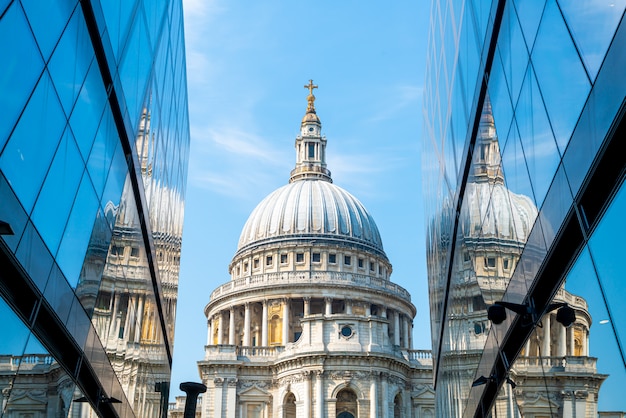 La chiesa della cattedrale di St. Paul si rifletteva nelle pareti di vetro di One New Change a Londra.