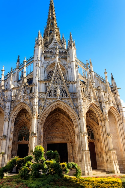 La chiesa di SaintMaclou a Rouen, in Francia, è uno dei migliori esempi dello stile flamboyante dell'architettura gotica in Francia.