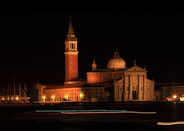 La chiesa di San Giorgio Maggiore a Venezia di notte