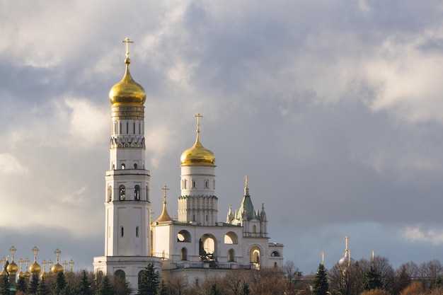 La Chiesa di San Giovanni la Scala e il campanile di Ivan il Grande nel Cremlino di Mosca Russia