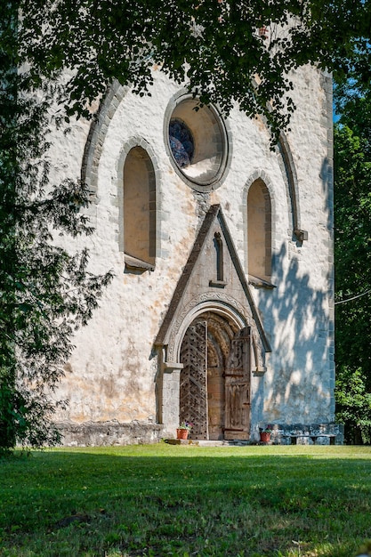 La chiesa di San Martino a Valjala è la chiesa più antica dell'Estonia Ingresso principale Saaremaa Stati baltici