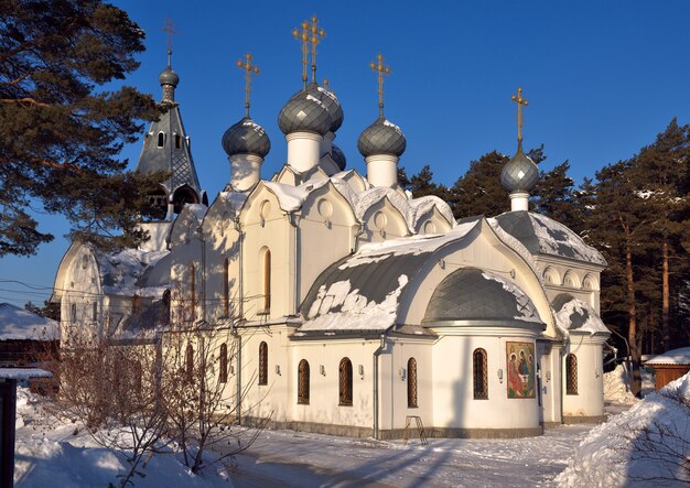la chiesa di san nicola in eltsovka inferiore a più teste con croci dorate in stile russo