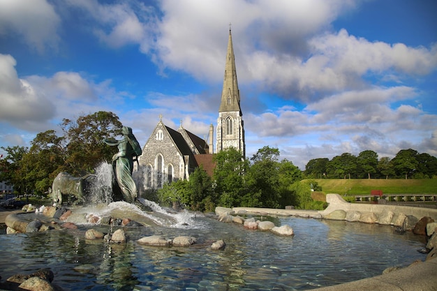 La chiesa di St Alban Den engelske kirke e la fontana a Copenaghen in Danimarca