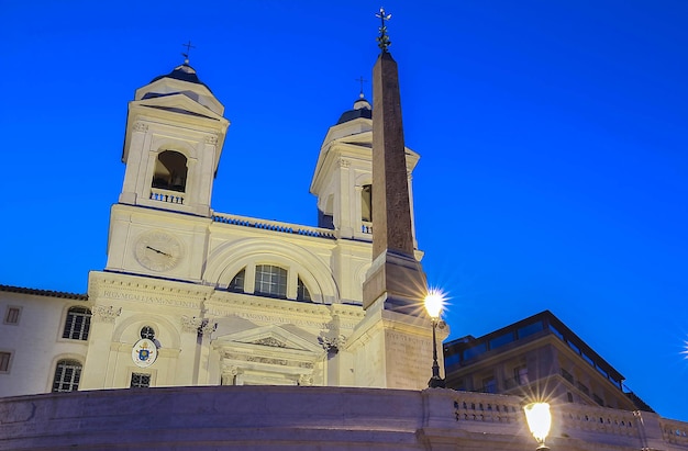 La chiesa di Trinità dei Monti e Piazza di Spagna di notte Roma Italia