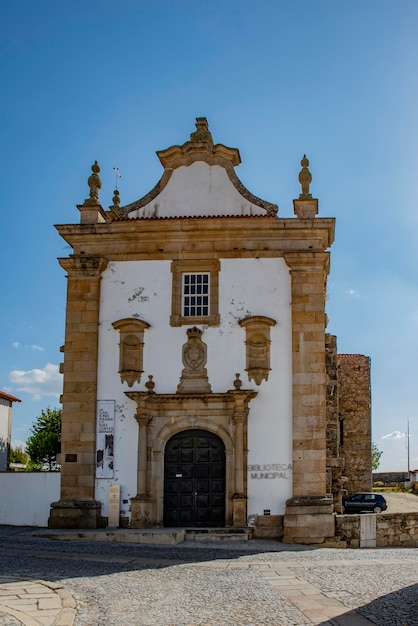 La chiesa dos Frandes Trinos ora biblioteca nel centro storico di Miranda do Douro Portogallo