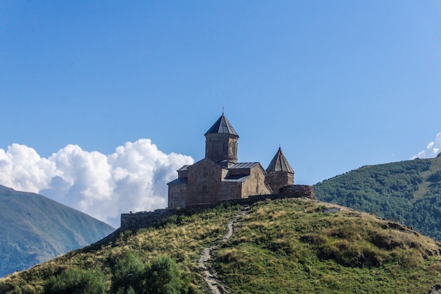 La chiesa georgiana di Gergeti vicino al monte Kazbek. Attrazione turistica in Georgia.