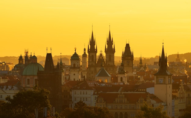 La chiesa gotica di Nostra Signora prima di Tyn durante l'incredibile alba Praga Repubblica Ceca