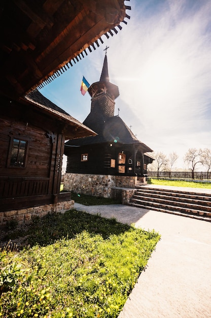 La chiesa in legno dedicata a San Giorgio il Grande martire portatore della vittoria a Bratesti fu costruita nel 1738 nella contea di Sitani Bihor in Romania