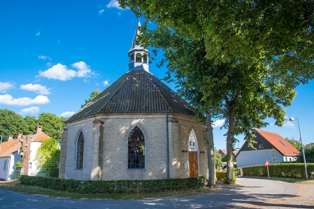 La chiesa nel villaggio di Nyord in Danimarca